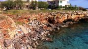 muchisimas rocas en la orilla