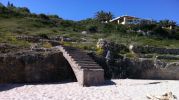 escalera para entrar a la playa