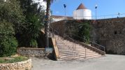 otra escalera para llegar hasta la playa