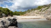 paredes de la cala muy escarpadas 