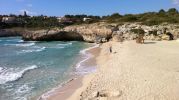 playa bastante grande y con mucha arena