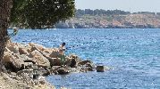 hombre pescando en las rocas