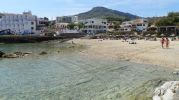 aguas calmadas y poca gente en la playa