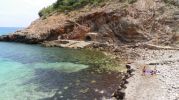  canal en la roca de la pared de la cala