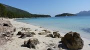 playa grande, sin rocas y con mucha arena