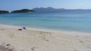 playa muy visitada por turistas 