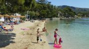 playa con sombrillas y hamacas