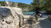 dispone de basuras y caminito de madera para atravesar la playa