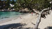 tres personas paseando por la playa