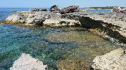 playa muy pequea, rocosa y sin arena