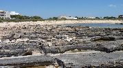 grandes rocas en la playa