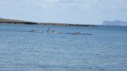 dos barcos atracados cerca de la playa