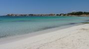 playa con agua turquesa y poco profunda