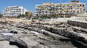 playa muy rocosa cerca de la orilla