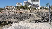 playa muy rocosa y sin arena