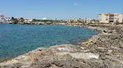 playa grande, rocosa y sin arena