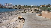 paseo de madera que cruza la playa